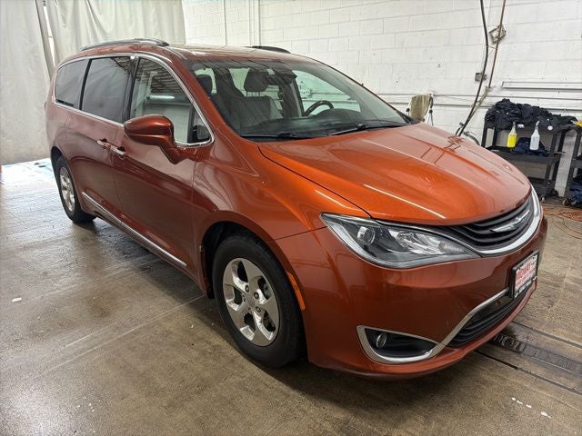 2018 Chrysler Pacifica Hybrid Touring L's photo