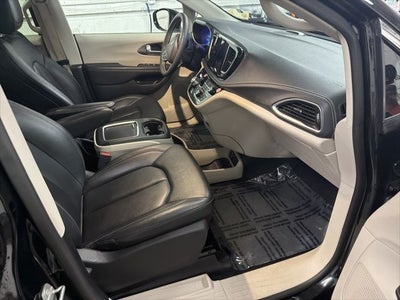 2024 Chrysler Pacifica Hybrid Select